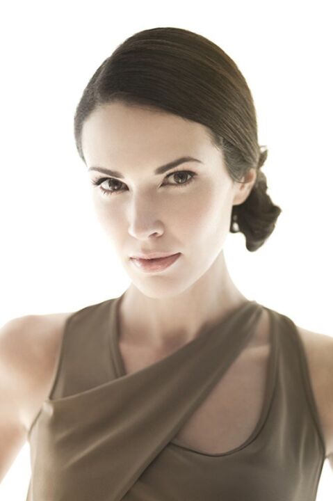 Laura Mennell - Photo 1