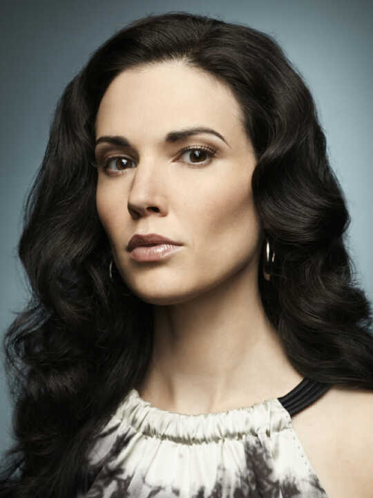 Laura Mennell - Photo 2