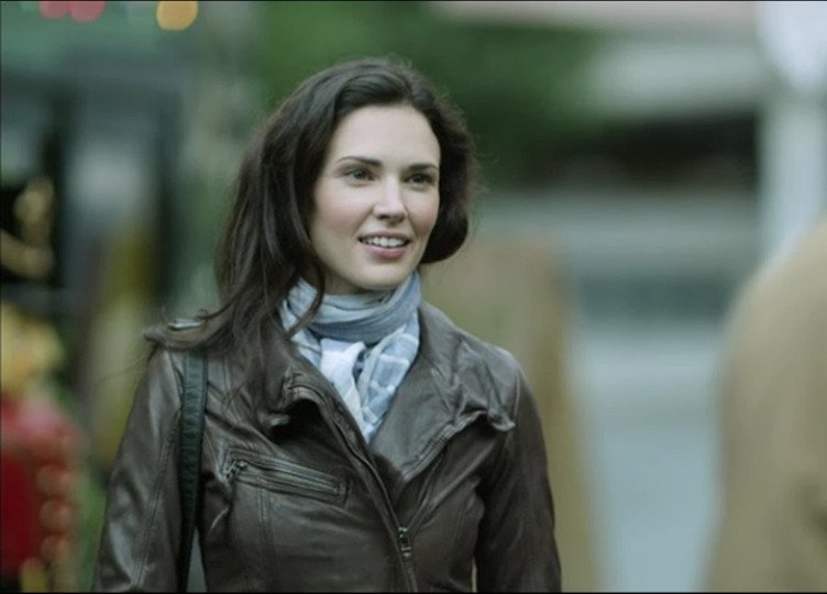 Laura Mennell - Photo 5